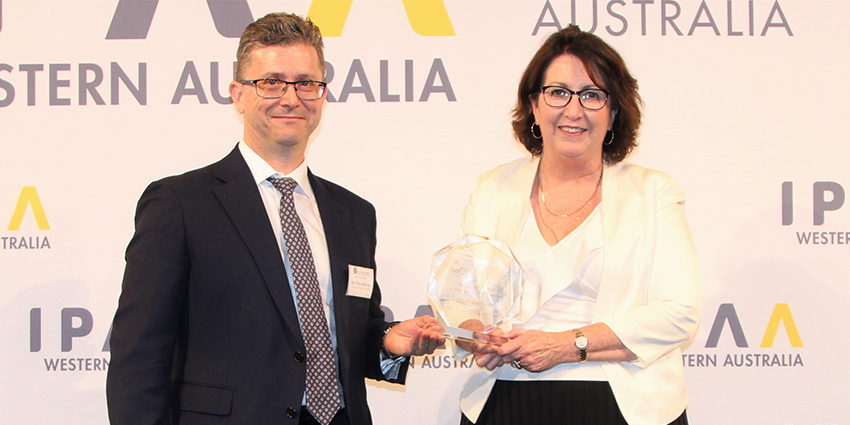 Image of IPPA Award recipient Julie Waylen receiving award