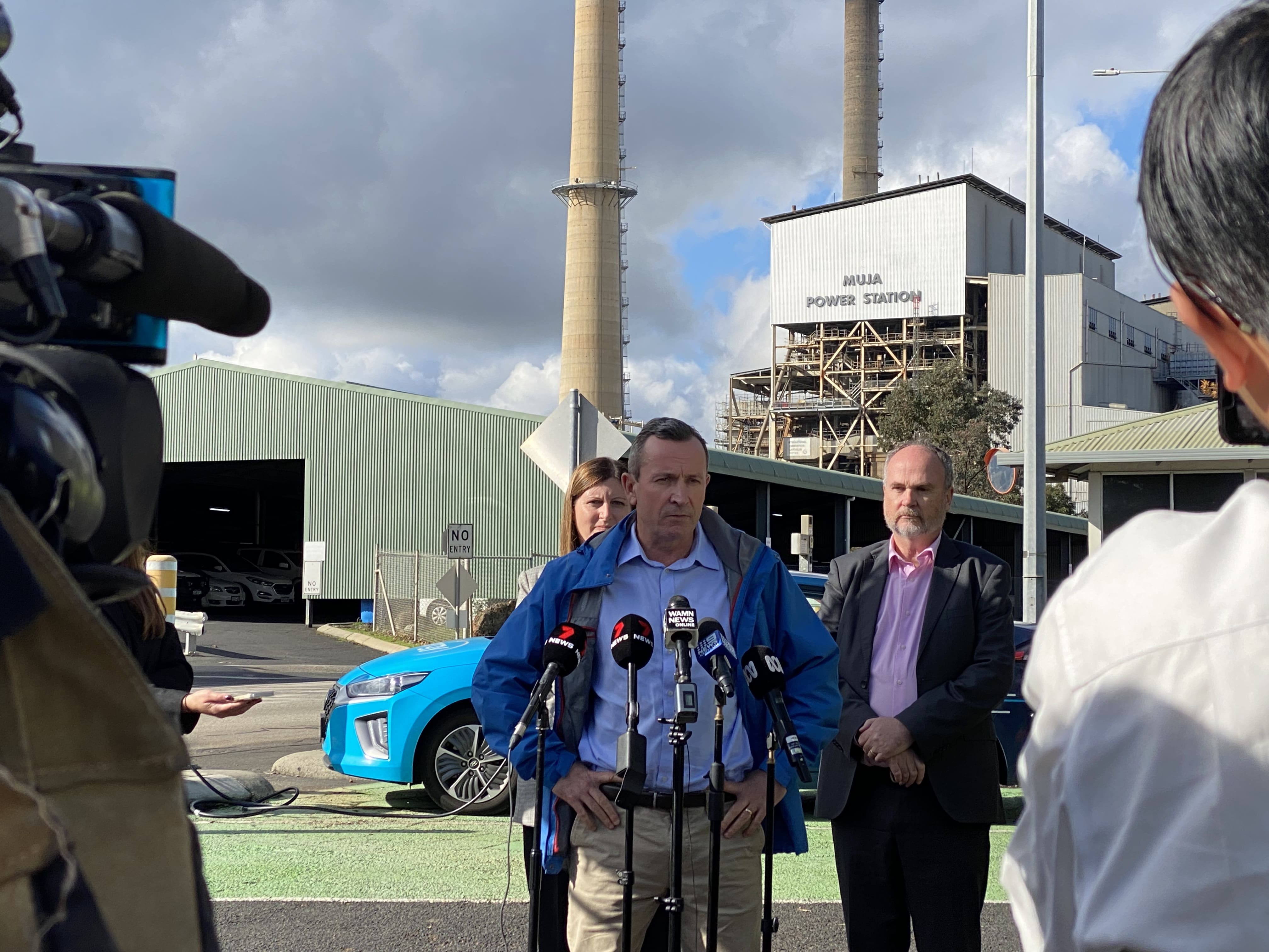 Premier Mark McGowan standing next to Bill Johnston 