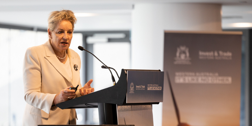 Image of Alannah MacTiernan standing at a podium at the Australian Hydrogen Conference (West) 2022