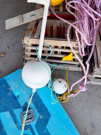  lobster pot with no valid gear ID on the floats