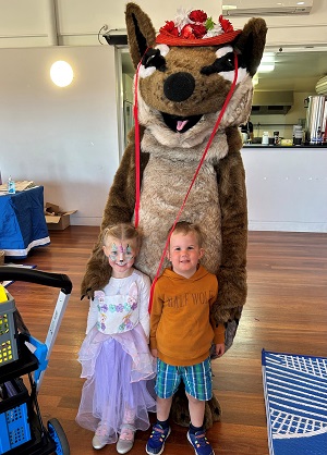 photo of two young toddlers and a numbat mascot