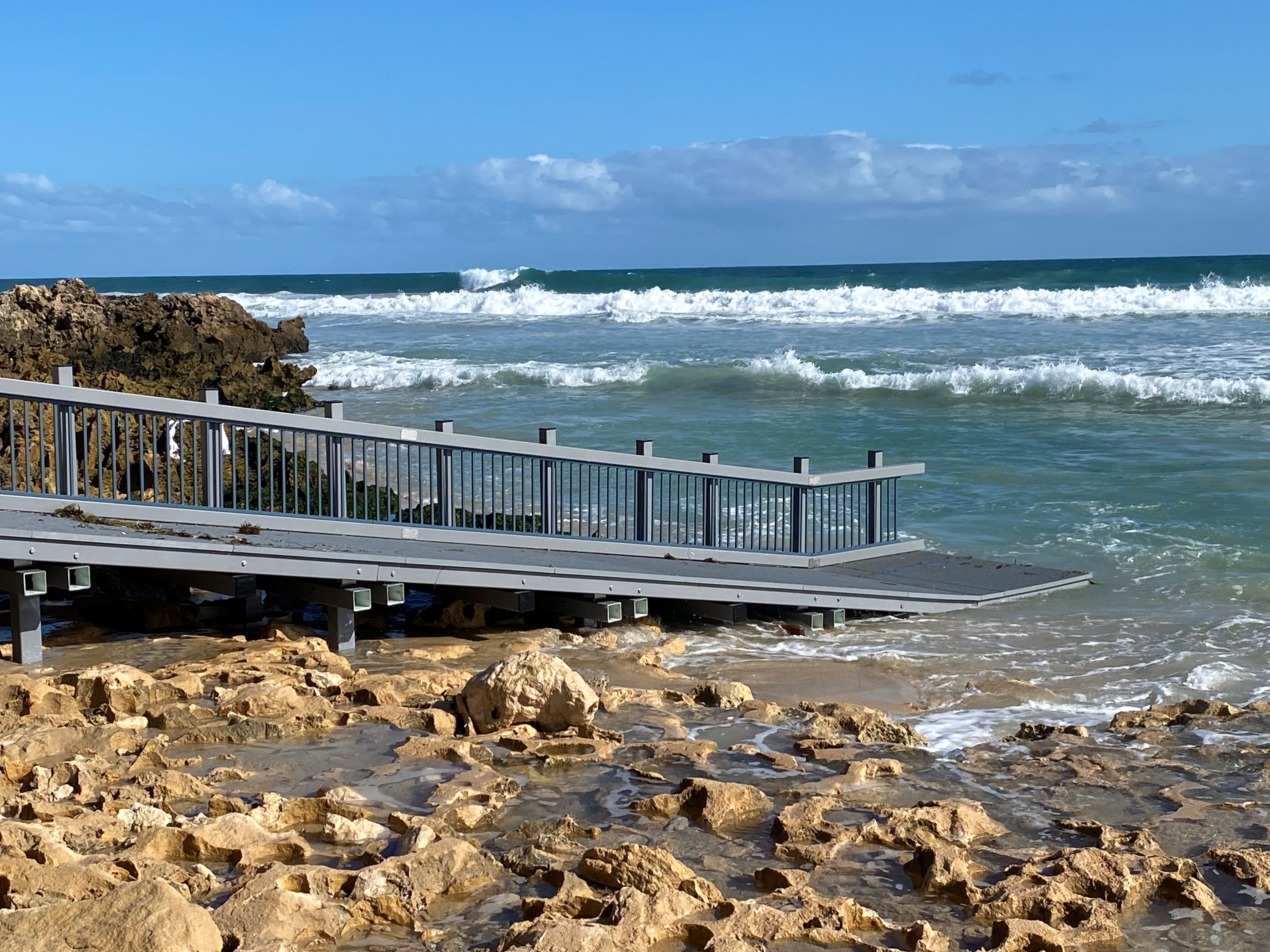 Mettams pool ramp to ocean