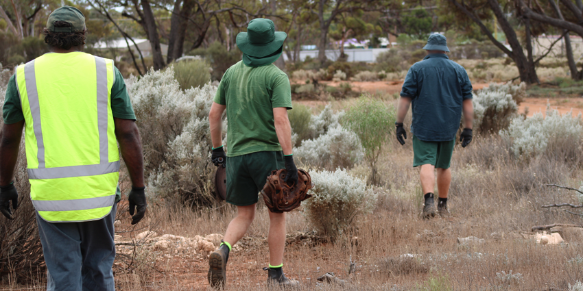 Eastern Goldfields prisoners clean up bushland dumping ground