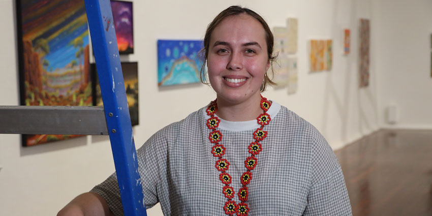 A painting artist at the art gallery