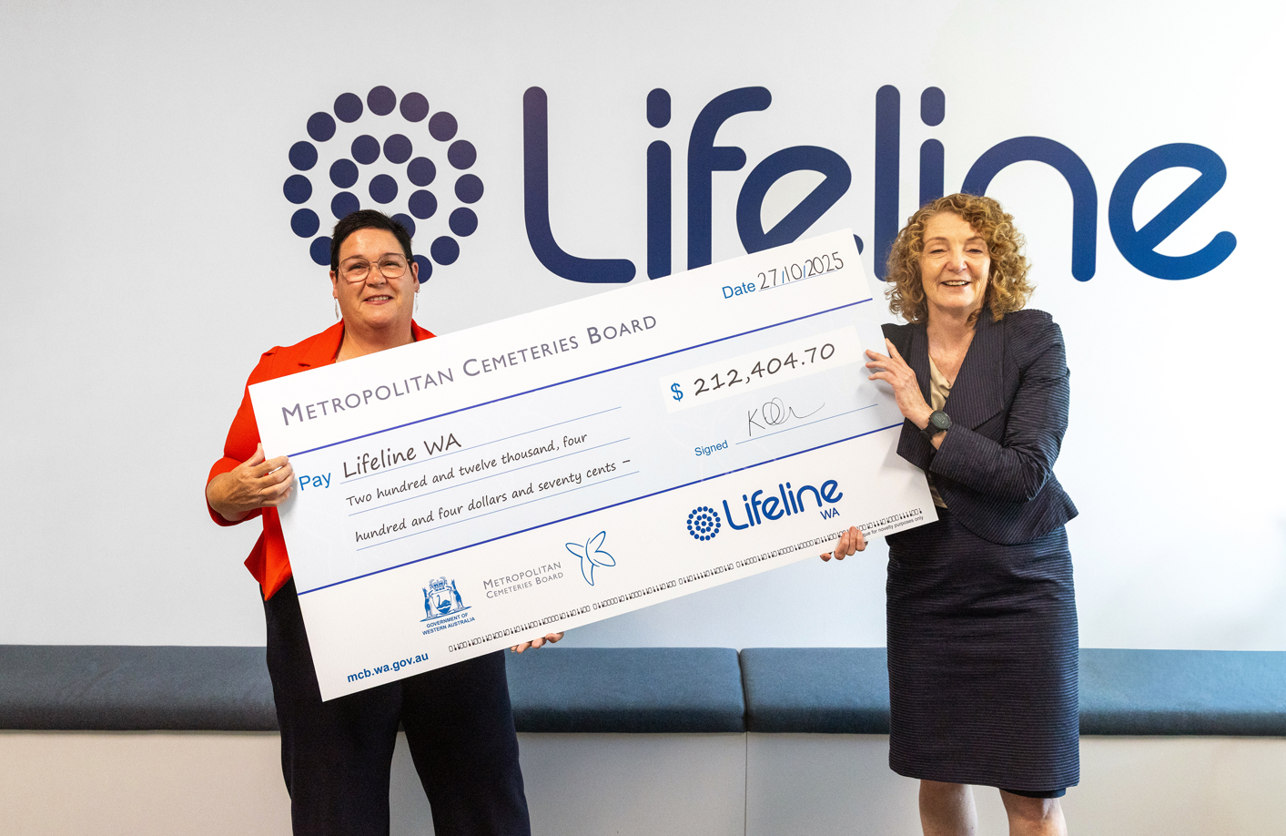 Lifeline WA and MCB CEO hold a giant cheque together